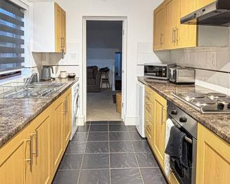1 Bed Apartment - Central location - Sleeps 4 - Garden - Amaya Two - Grantham - Kitchen