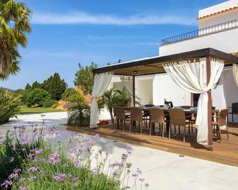 Beautiful Villa Can Cosmi with Wi-Fi, Pool, Terraces, Garden & Balcony; Parking Available - Santa Eulària des Riu - Innenhof
