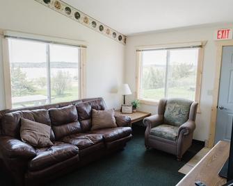 Sleeps 11 and is across the street from Resort, Marina and walking paths. - Oacoma - Вітальня
