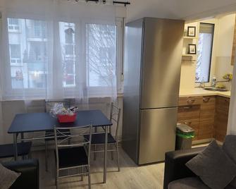 Beautiful cosy furnished apartment in Frankfurt- close to everything - Frankfurt am Main - Dining room