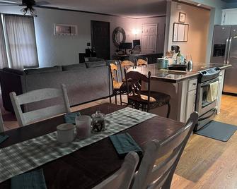 Home Away from Home - Newton - Jídelna