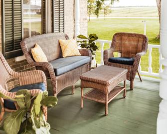 Spacious Farmhouse on 200 Acres Along the River - Janesville - Patio