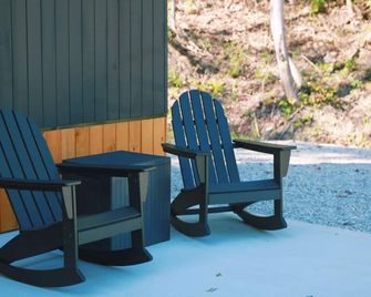 Honeysuckle Den at StoneCreek Farms | Sleeps 2 - Ironton - Patio