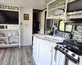 Camp Wee Acres. Cozy camper with beautiful views. - Sparta - Cocina