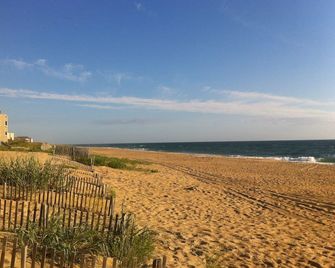 Stay in the Old Beach Style Flat Top House! Quick walk to the ocean! - Nags Head - Beach