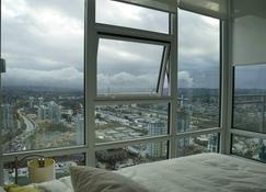 Live above the clouds in this Sky collection unit! - Burnaby - Quarto