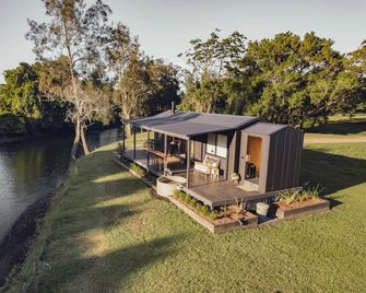 Riverfront Luxury Stay Tiny House Sauna and Bath - Old Bar
