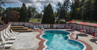 King Hendrick Motel and Suites - Hồ Lake George - Bể bơi