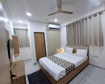 Hotel Heaven - Ahmedabad - Bedroom