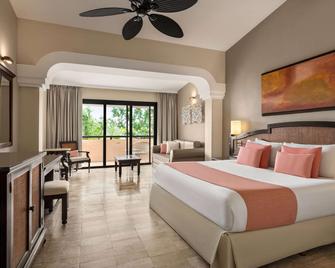 Grand Palladium White Sand Resort & Spa - אקומל - חדר שינה