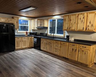 Come check out this Cozy 2-bedroom cabin in charming Amery! - Amery - Kitchen