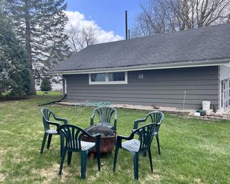 Water view, private dock and close to town! - Green Lake - Patio