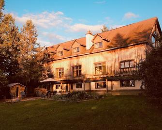 La Grange Country Inn - Wakefield - Building