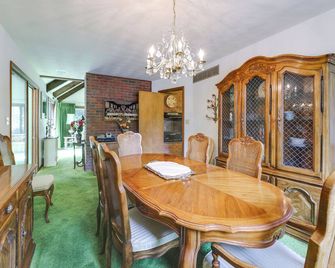 Retro Ohio Home on 1-Acre Property - Xenia - Dining room
