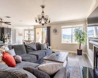Vacation home with view of mountains and golf course 30-day stay required - Temecula - Sala de estar