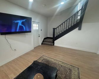 modern farmhouse 3bedroom house in Fort Morgan. walking distance to restaurants - Fort Morgan - Trappen
