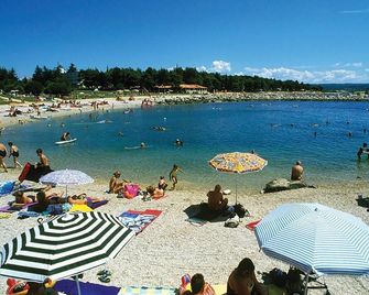 2 Bedroom Nice Apartment In Novigrad - Novigrad - Pláž