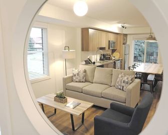 Basecamp Resorts Canmore I Five Bedroom Apartment - Canmore - Living room