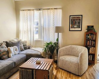 Charming 2-bedroom townhome in delightful Ballston Spa with WiFi, AC - Ballston Spa - Living room