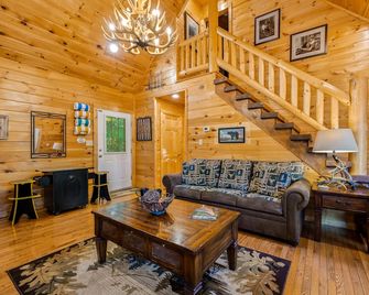2 Bed/2Bath Cabin w/Private Hot Tub! Backs to GSMNP & 5 min to park entrance! - Pigeon Forge - Pokój dzienny