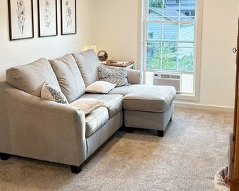 Charming 1-bedroom cottage - Ashland - Wohnzimmer