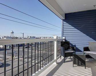 GLAM Tropical Oasis 2 blocks to the Beach, with Roof Deck - Seaside Heights - Balcony