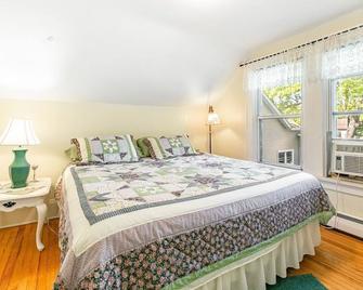 Beach Cottage on Forest Lake near downtown with your own SANDY BEACH and dock! - Forest Lake - Habitación