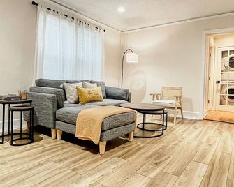 Savannah Bungalow Home - Savannah - Living room