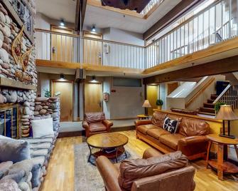 Main St. room - pool & hot tub - walk to lifts, dog-friendly, ground-floor - Aspen - Living room