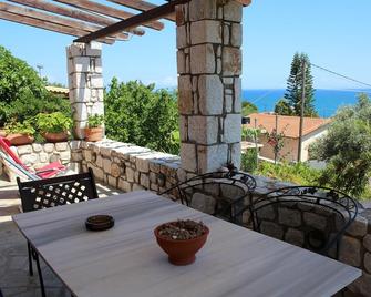 Perfect located: calm and idyllic above the sea - holiday house Lakonia, Pelopon - Selinitsa - Patio