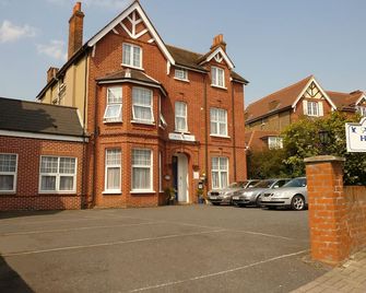 Avis Hotel - Bromley - Building