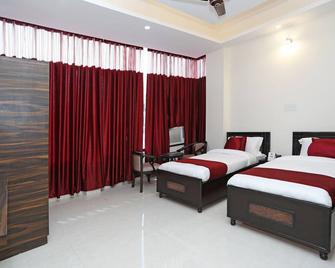 OYO 9275 Hotel Royal Inn - Faridabad - Bedroom