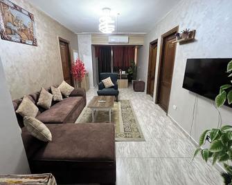 Luxury Downtown Apartment with Stunning View – 3 Bedrooms, Sleeps 8, 2 Bathroom - Madinat Coraya - Wohnzimmer