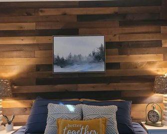 Cottage by the lakeshore with a private hot tub - Landrum