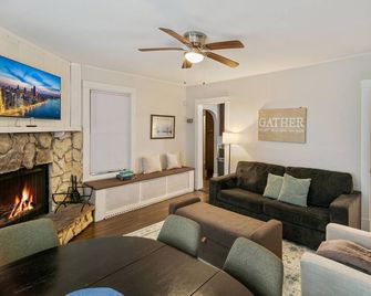 Private 2 Bedroom Walk to downtown Libertyville - Libertyville - Living room