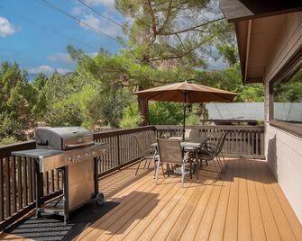 Sedona Home - Walk to Trails. Decks, Views, Hot Tub, Amenities Best Value! - Sedona - Balkon