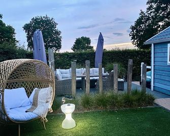 Modern chalet in Renesse at campsite Julianahoeve, only 450m to the beach - Renesse - Patio