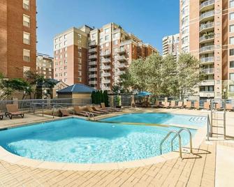 Upscale Ballston Living with Gym Access - Arlington - Piscina