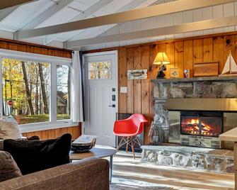 Newly Renovated 3BR Cozy Cottage, Fast Wi-Fi, Fireplace, Firepit, Walk to Beach - Pocono Pines - Sala de estar