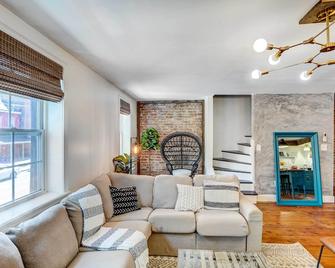 Chic Troy Home Near Downtown, 9 Mi to Albany! - Troy - Wohnzimmer