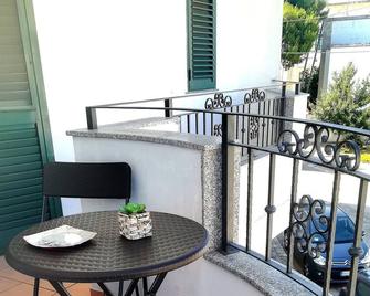 Bright First Floor Apartment a few km From the sea - Minervino di Lecce - Balcone