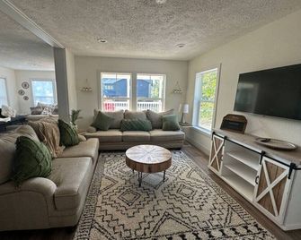 Bears Den: Lake Home w/ Boat Slip - Walker - Living room