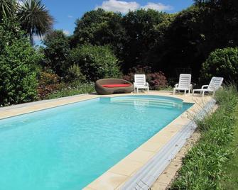 Traditional Breton Gite,sleeps 4 . Heated Swimming Pool,Wi-Fi Stunning Gardens - Laurenan - Piscina