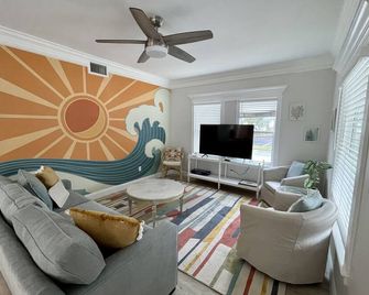 Cozy! Julias Retreat NSB near Canal Street, 2 mi from the Beach - New Smyrna Beach - Living room