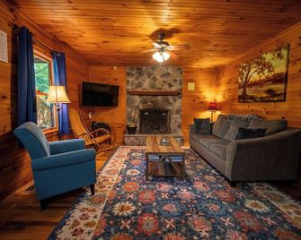 Mountaineer Cabin 1 - Hot Tub & Fireplace close to New River Gorge National Park - Hico - Living room