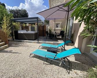 Gîte confort de la Fontaine de Jonquier - Séguret - Patio