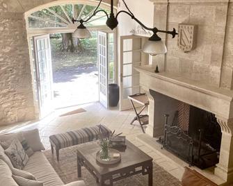 Chic Farmhouse near St Emilion - Sainte-Radegonde - Sala de estar