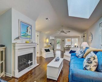 23 Sandcrab Court by AvantStay Private Home w Balcony Grill - Isle of Palms - Living room