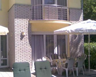 Holiday home only 80 m from the private beach, with a small boat and air conditioning - Szántód - Patio