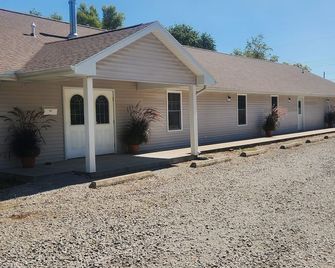 Bring The Whole Crew, We've Got Room! - Mattoon - Budova